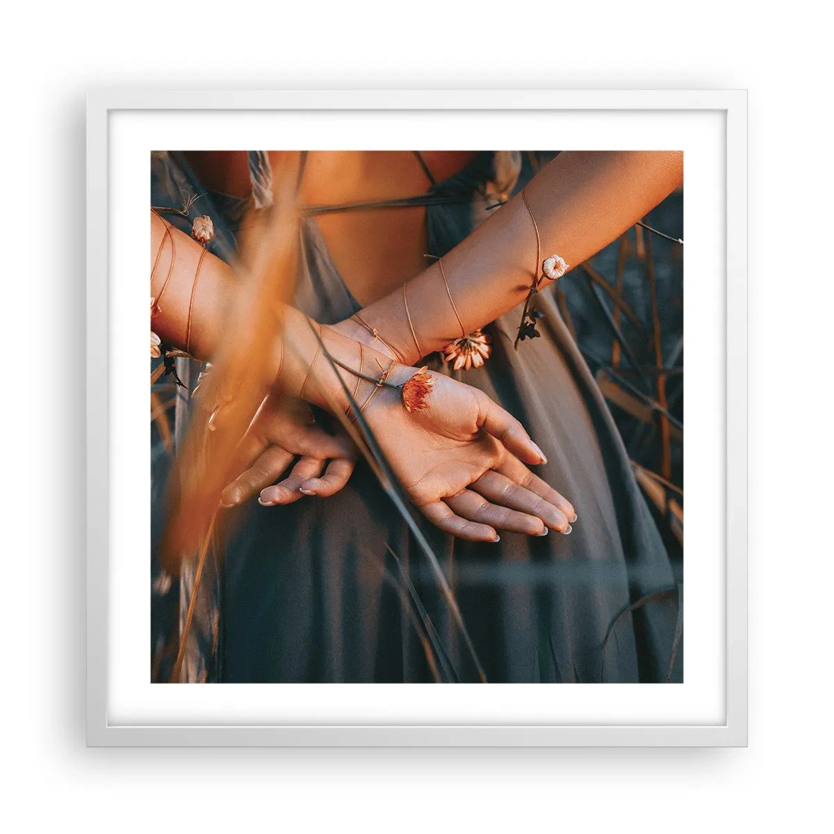 Plakat w białej ramie - Związana z naturą - 50x50 cm