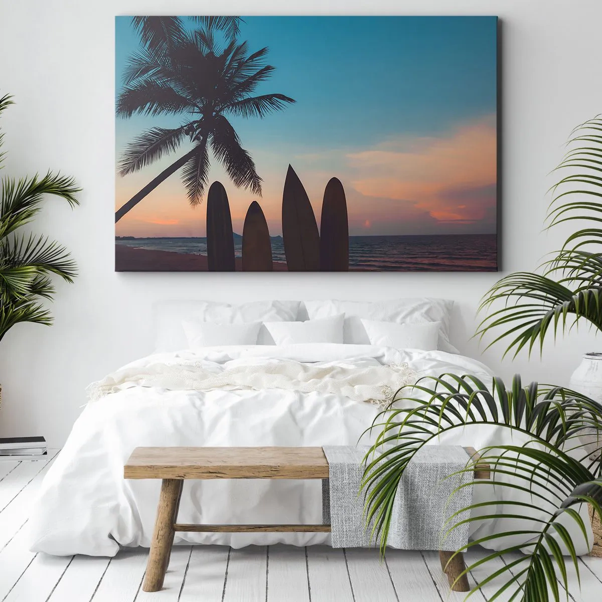 Obraz na płótnie - Deski surfingowe na tle palmy i zachodu słońca - 70x50cm - Jutro też będzie zabawa - Nowoczesna dekoracja ścienna do salonu i sypialni ARTTOR