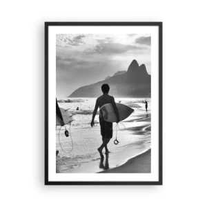Plakat w czarnej ramie - Surfer na plaży w czarno-białej fotografii - 50x70cm - Samba na jedną falę - Nowoczesna dekoracja ścienna do salonu i sypialni ARTTOR