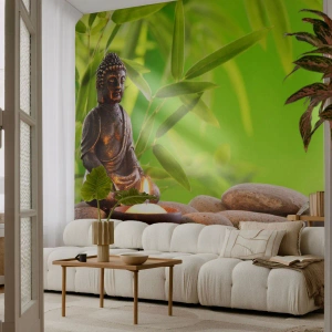 Fototapeta Standard Eco - Posążek Buddy z zapaloną świecą na tle zieleni i kamieni - 100x70cm - Życie jest piękne - Nowoczesna dekoracja ścienna do salonu i sypialni ARTTOR