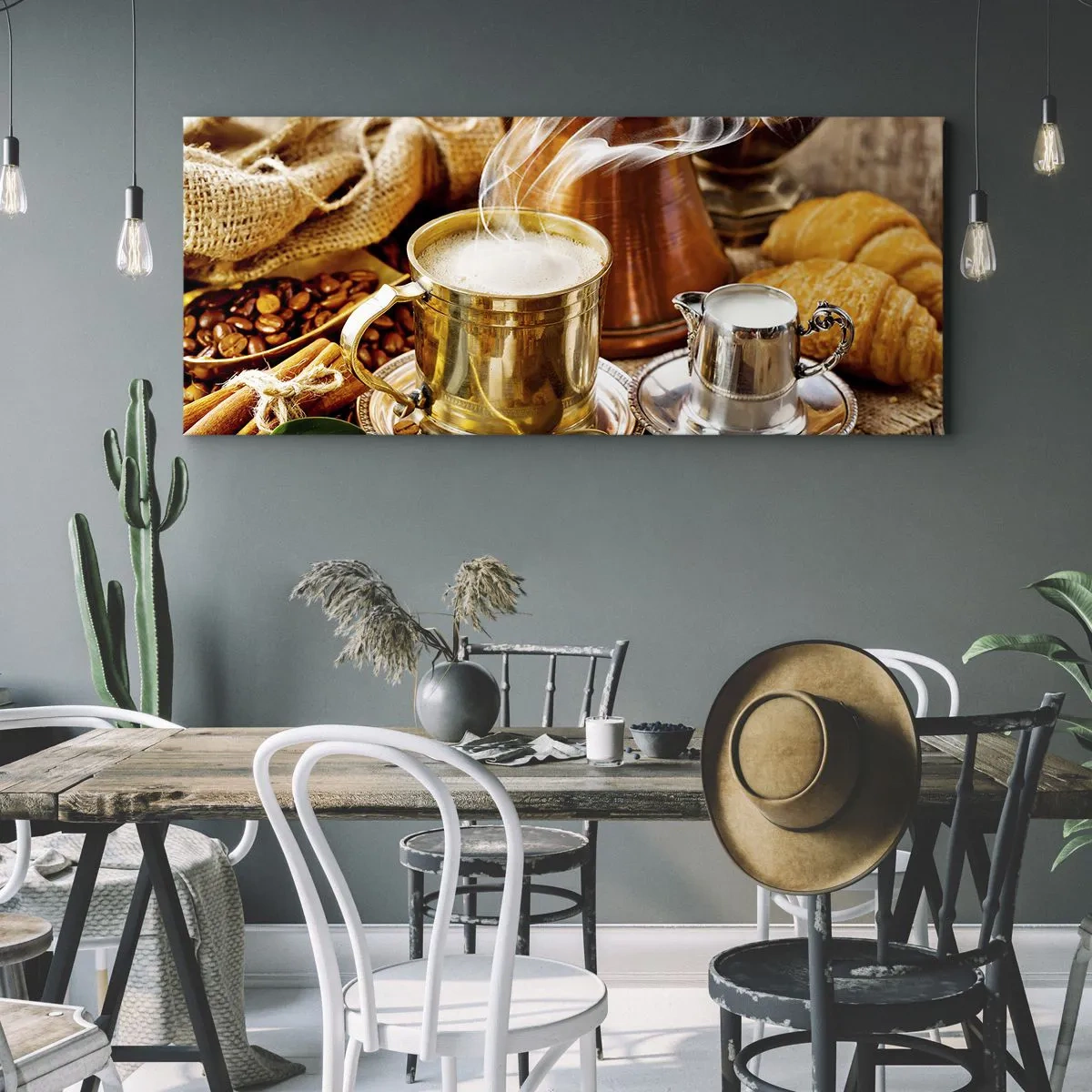 Obraz na płótnie - Złoty kubek z kawą w otoczeniu ziaren, dzbanuszków i croissantów - 140x50cm - Miłego dnia! - Nowoczesna dekoracja ścienna do salonu i sypialni ARTTOR