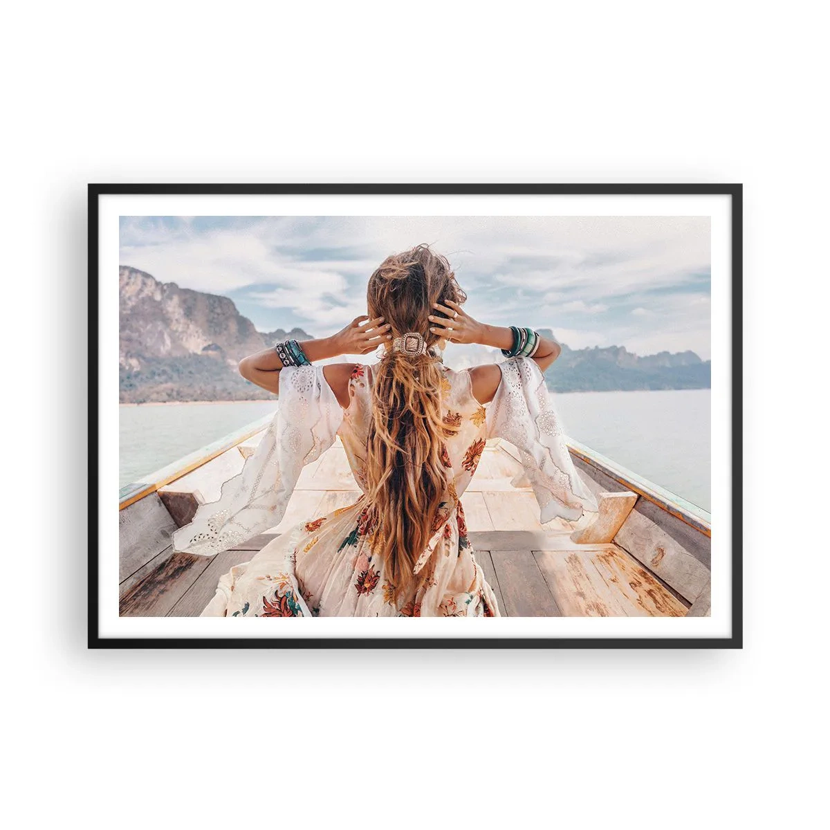 Plakat w czarnej ramie - Kobieta na łodzi z widokiem na góry i wodę, w stylu boho - 100x70cm - W drodze ku szczęściu - Nowoczesna dekoracja ścienna do salonu i sypialni ARTTOR