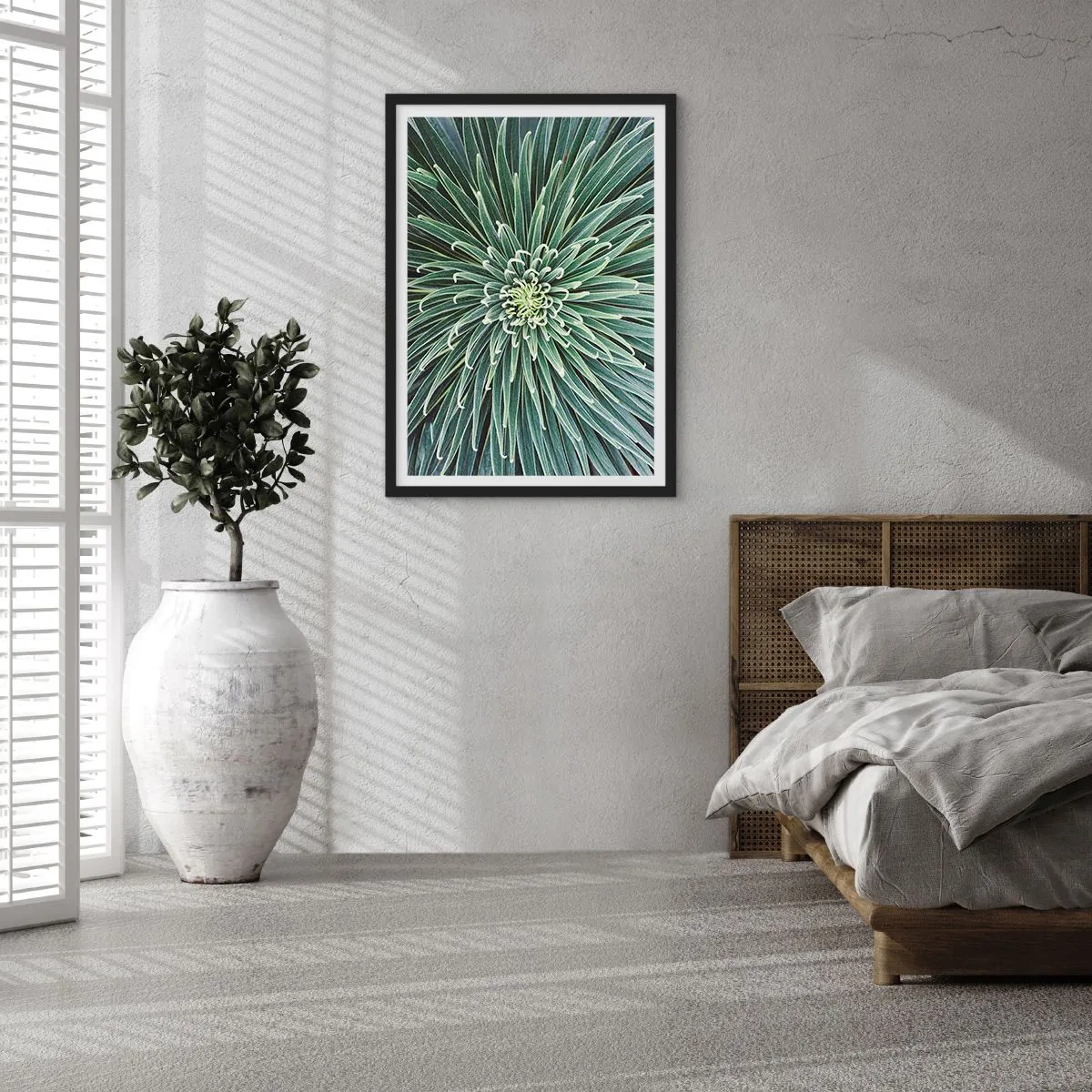 Plakat w czarnej ramie - Zbliżenie na zieloną roślinę o symetrycznym układzie liści - 50x70cm - Narodziny gwiazdy - Nowoczesna dekoracja ścienna do salonu i sypialni ARTTOR