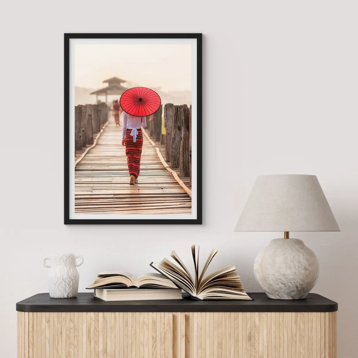 Plakat w czarnej ramie - Kobieta z czerwonym parasolem na drewnianym moście - 50x70cm - Na starym moście - Nowoczesna dekoracja ścienna do salonu i sypialni ARTTOR
