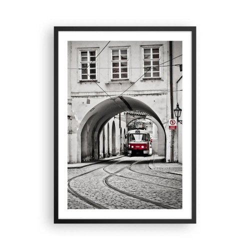 Plakat w czarnej ramie - Czerwony tramwaj w czarno-białej scenerii - 50x70cm - Przez miejski labirynt - Nowoczesna dekoracja ścienna do salonu i sypialni ARTTOR