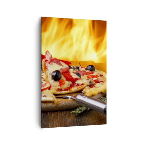 Obraz na płótnie - Pizza z oliwkami, pomidorami i papryką na tle płomieni - 80x120cm - From Italy with love - Nowoczesna dekoracja ścienna do salonu i sypialni ARTTOR