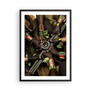 Plakat w czarnej ramie - Ręce w tradycyjnych bransoletkach, w geście wspólnoty - 50x70cm - Jesteśmy razem - Nowoczesna dekoracja ścienna do salonu i sypialni ARTTOR