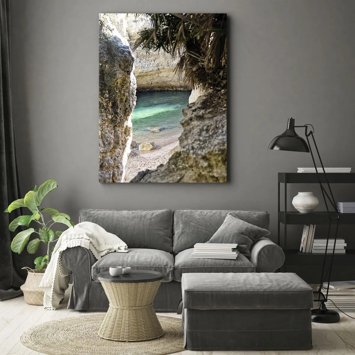 Obraz na płótnie - Widok na ukrytą zatokę z turkusową wodą otoczoną skalistym klifem - 50x70cm - Turkusowa zatoka - Nowoczesna dekoracja ścienna do salonu, kuchni i sypialni ARTTOR