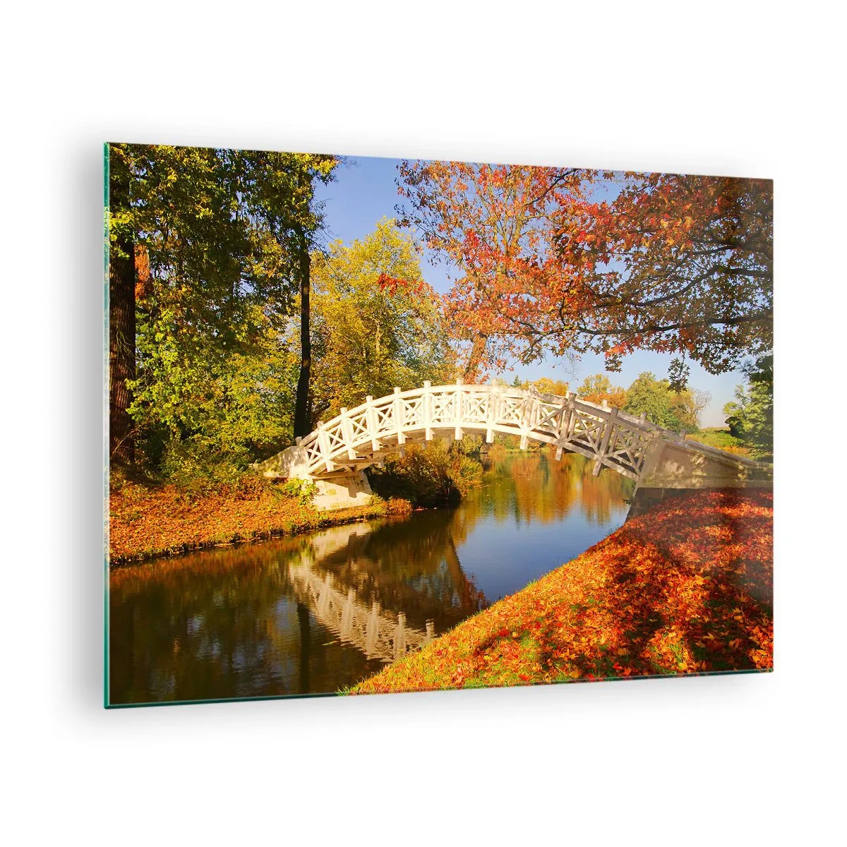 Obraz na szkle - Drewniany mostek nad rzeką otoczony jesiennymi kolorami - 70x50cm - Na białym mostku westchnień - Nowoczesna dekoracja ścienna do salonu i sypialni ARTTOR
