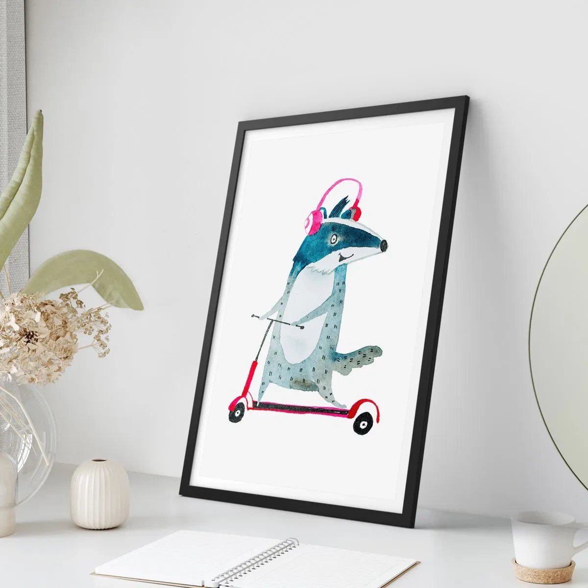 Plakat w czarnej ramie - Ilustracja borsuka na hulajnodze w różowych słuchawkach - 50x70cm - Borsucze radości - Nowoczesna dekoracja ścienna do salonu i sypialni ARTTOR