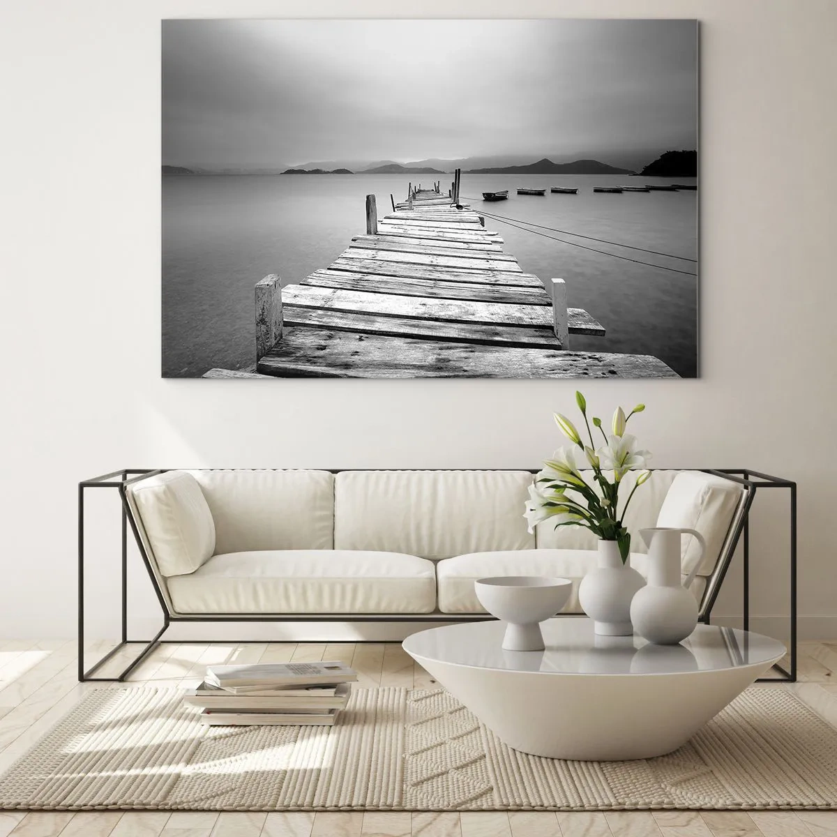 Obraz na szkle - Drewniany pomost nad spokojnym jeziorem w czerni i bieli - 70x50cm - Za górami, za morzami - Nowoczesna dekoracja ścienna do salonu i sypialni ARTTOR