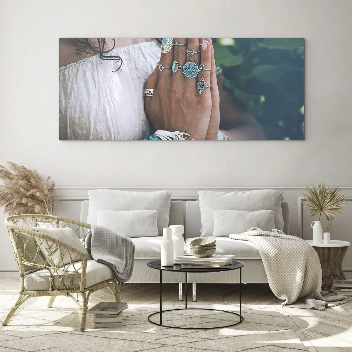 Obraz na szkle - Ręce ozdobione biżuterią w stylu boho - 140x50cm - Witaj w centrum bytu - Nowoczesna dekoracja ścienna do salonu i sypialni ARTTOR