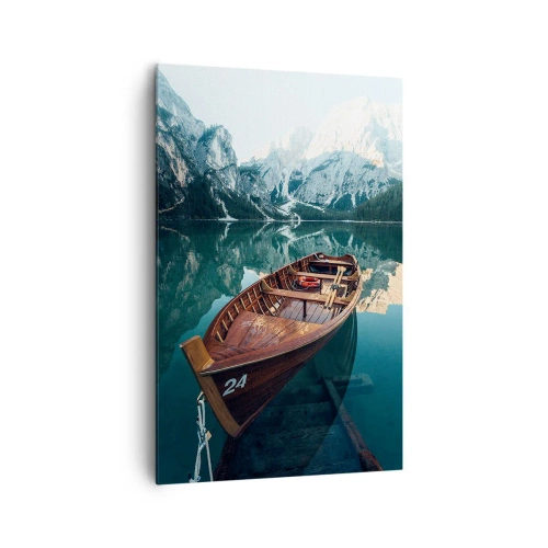 Obraz na płótnie - Drewniana łódka na spokojnym jeziorze otoczonym górami - 80x120cm - Jak na szkle malowane - Nowoczesna dekoracja ścienna do salonu i sypialni ARTTOR