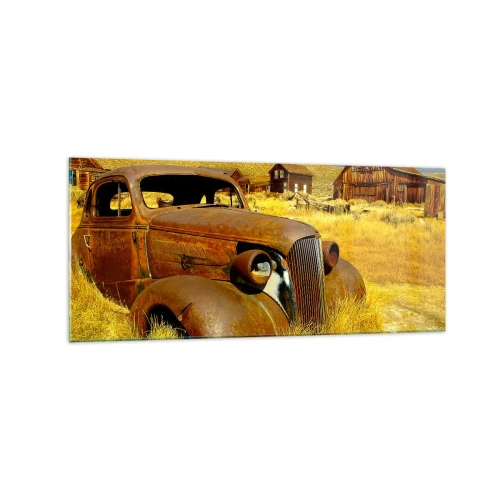 Obraz na szkle - Stary zardzewiały samochód na tle opuszczonych drewnianych chat - 120x50cm - Zasłużony odpoczynek - Nowoczesna dekoracja ścienna do salonu i sypialni ARTTOR