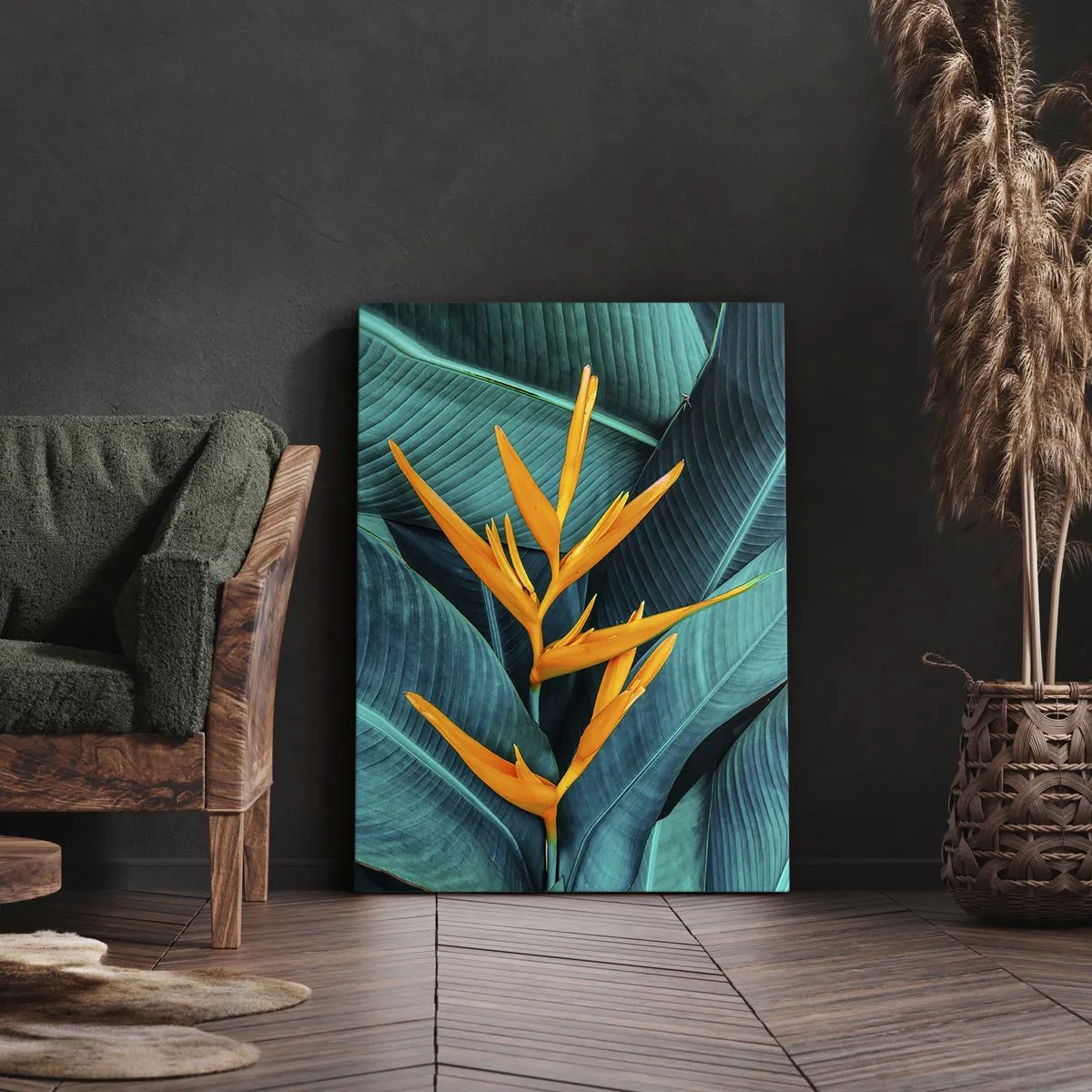 Obraz na płótnie - Egzotyczny kwiat na tle liści bananowca w turkusowych odcieniach - 70x100cm - Kwiat Edenu - Nowoczesna dekoracja ścienna do salonu i sypialni ARTTOR