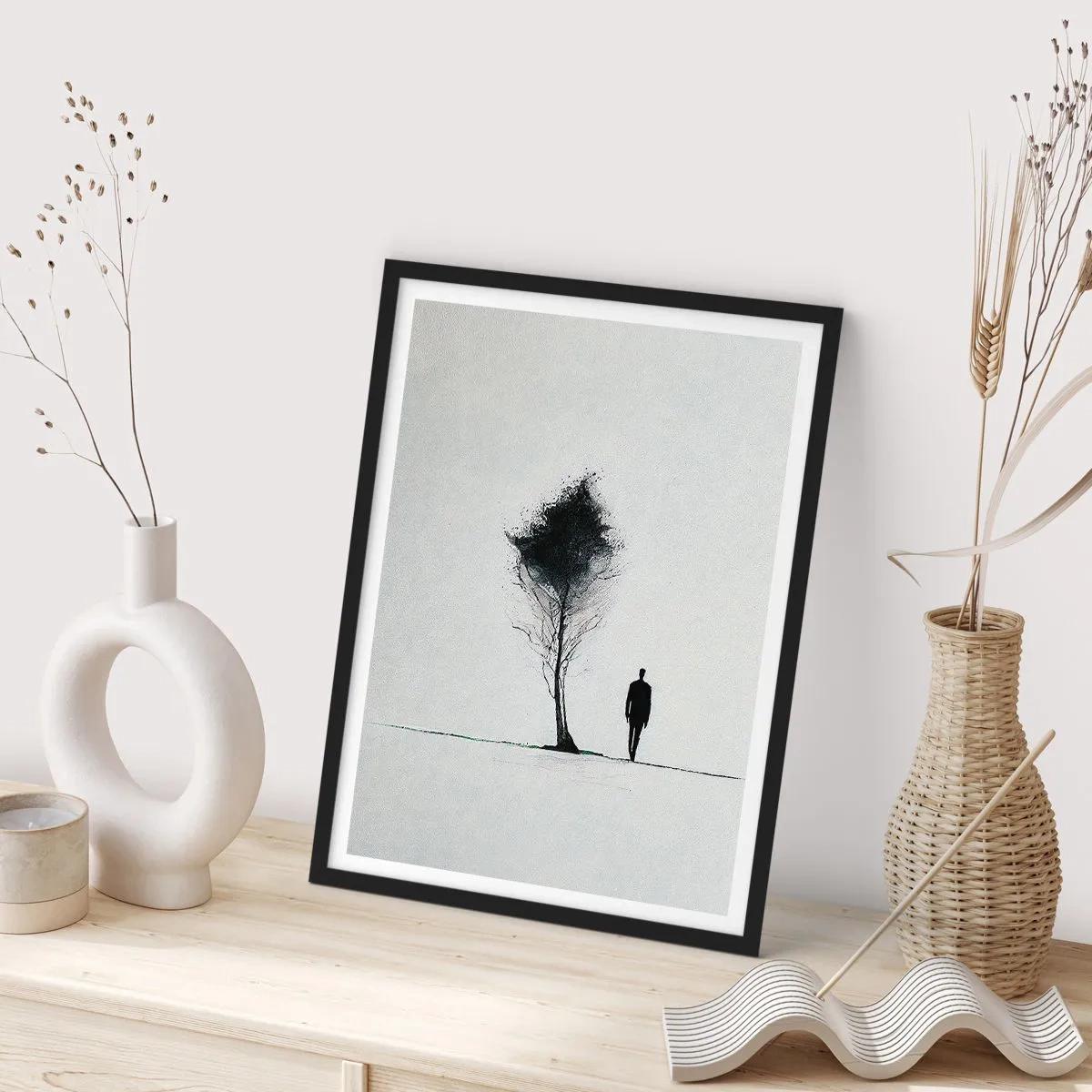 Plakat w czarnej ramie - Minimalistyczna sylwetka i samotne drzewo - 50x70cm - Wszyscy wędrujemy - Nowoczesna dekoracja ścienna do salonu i sypialni ARTTOR