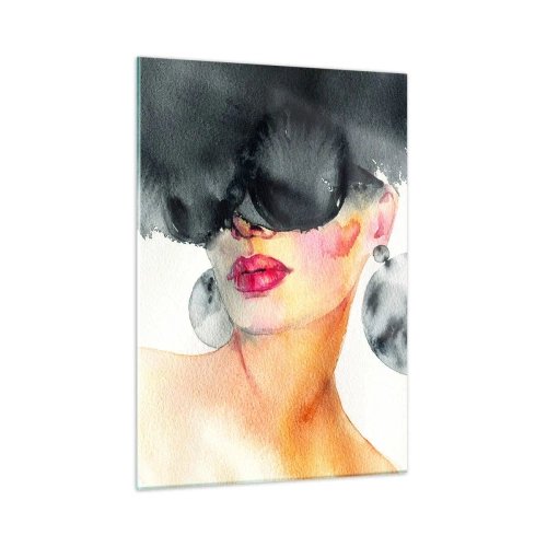 Obraz na szkle - Portret kobiety w dużych kolczykach i czarnej plamie nad głową - 50x70cm - Tajemnica elegancji - Nowoczesna dekoracja ścienna do salonu, kuchni i sypialni ARTTOR