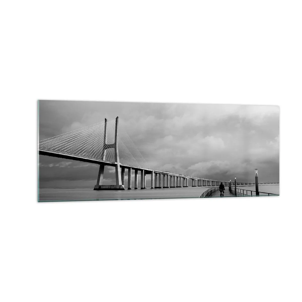 Obraz na szkle - Most wiszący nad wodą w czarno-białej tonacji - 140x50cm - Każdemu co mu się należy - Nowoczesna dekoracja ścienna do salonu i sypialni ARTTOR