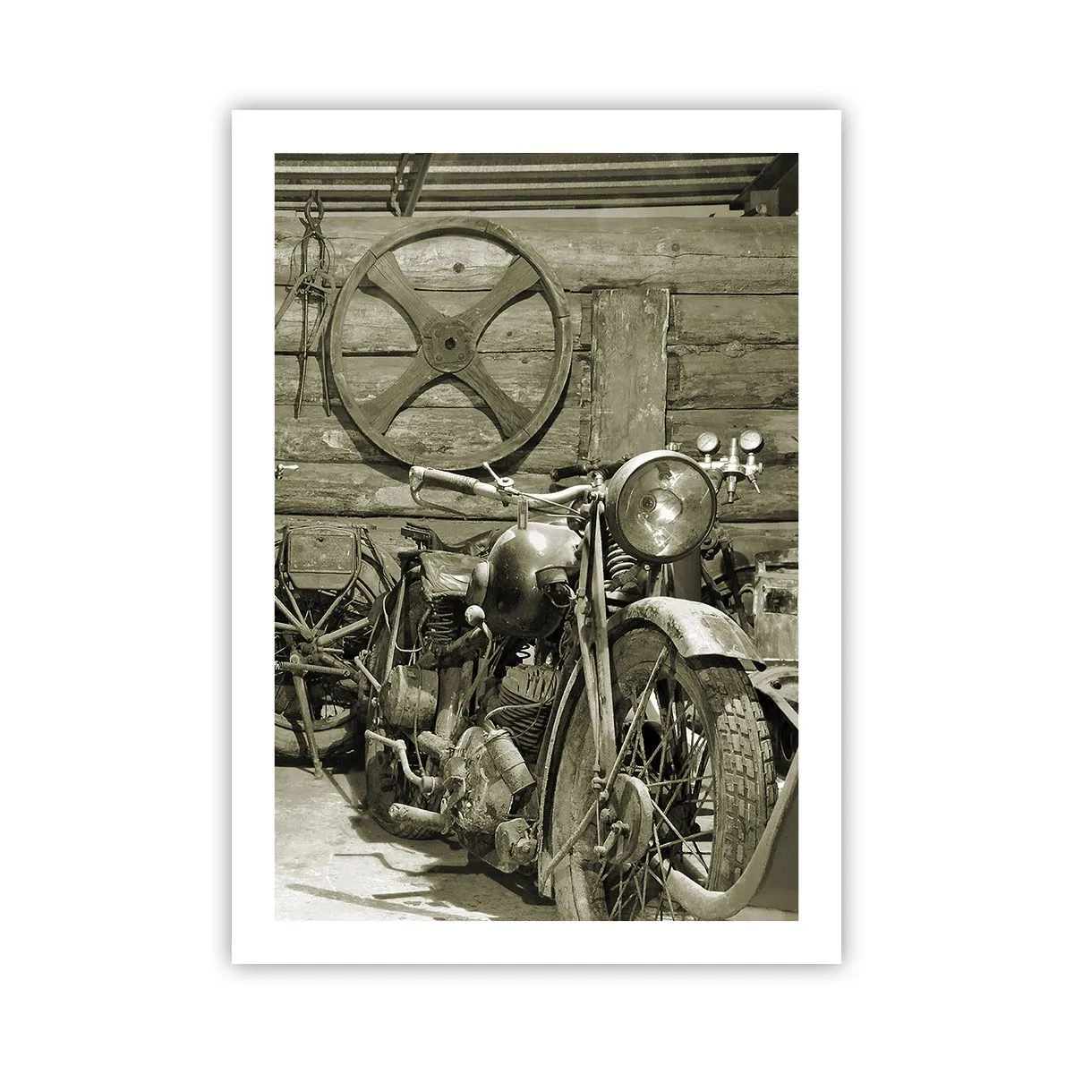 Plakat - Stary motocykl w drewnianej szopie z kołem w tle - 50x70cm - W szopie wuja Władka - Nowoczesna dekoracja ścienna do salonu, kuchni i sypialni ARTTOR