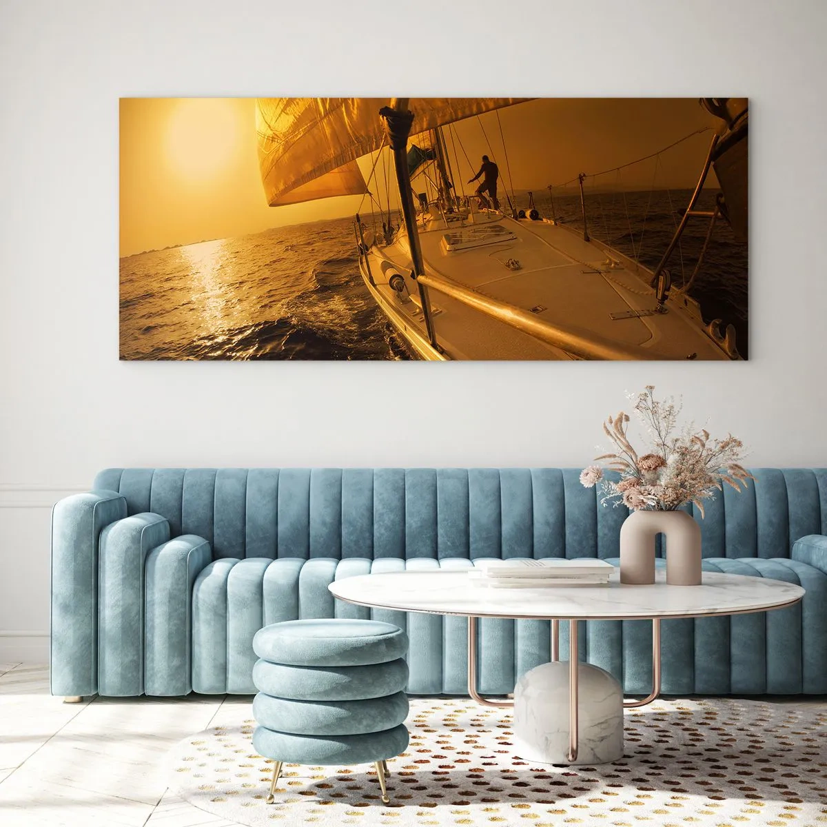 Obraz na szkle - Żaglówka na morzu podczas zachodu słońca, złota poświata. - 140x50cm - Złoty wieczór po wielobarwnym dniu - Nowoczesna dekoracja ścienna do salonu i sypialni ARTTOR