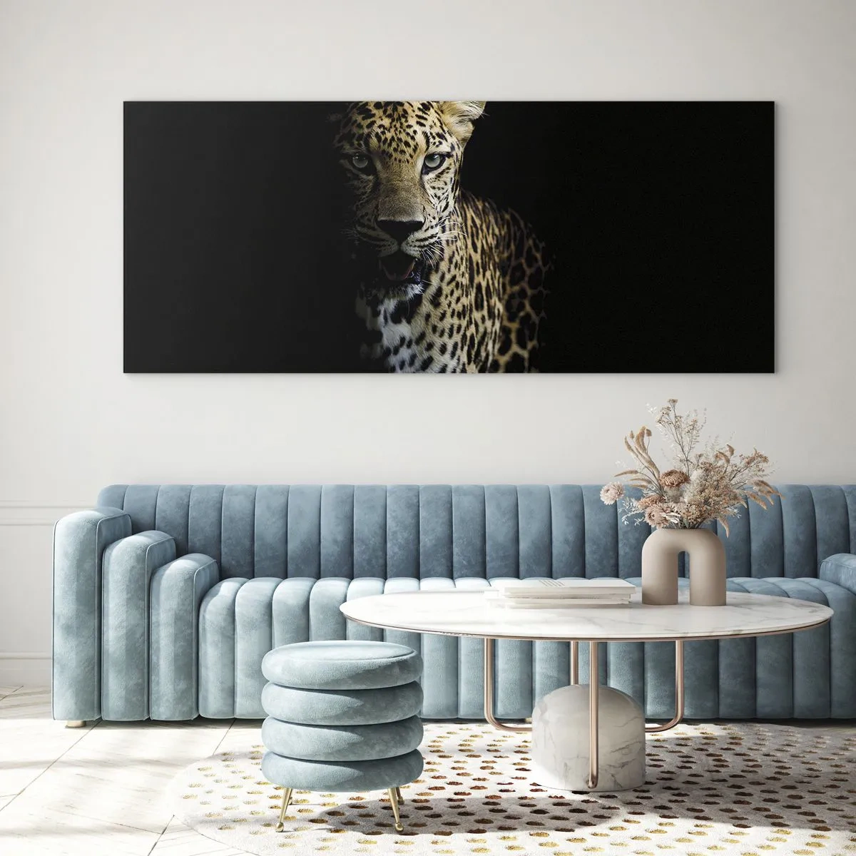Obraz na szkle - Leopard na ciemnym tle z intensywnym spojrzeniem - 120x50cm - Mroczne piękno - Nowoczesna dekoracja ścienna do salonu i sypialni ARTTOR