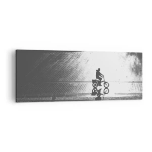 Obraz na płótnie - Czarno-biała sylwetka rowerzysty na mokrej ulicy - 140x50cm - Przed siebie, przez miasto - Nowoczesna dekoracja ścienna do salonu i sypialni ARTTOR