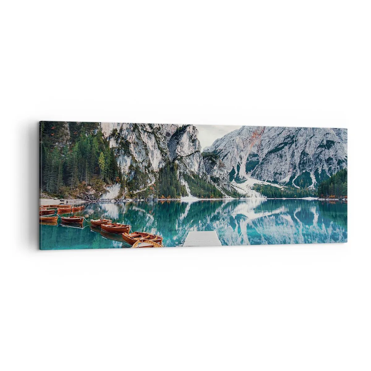 Obraz na płótnie - Jezioro z łodziami otoczone górami - 140x50cm - Pokażemy ci piękno - Nowoczesna dekoracja ścienna do salonu i sypialni ARTTOR
