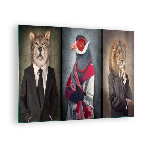 Obraz na szkle - Trzy zwierzęta w eleganckich ubraniach na stylizowanym tle - 70x50cm - Co ja tu robię?! - Nowoczesna dekoracja ścienna do salonu i sypialni ARTTOR