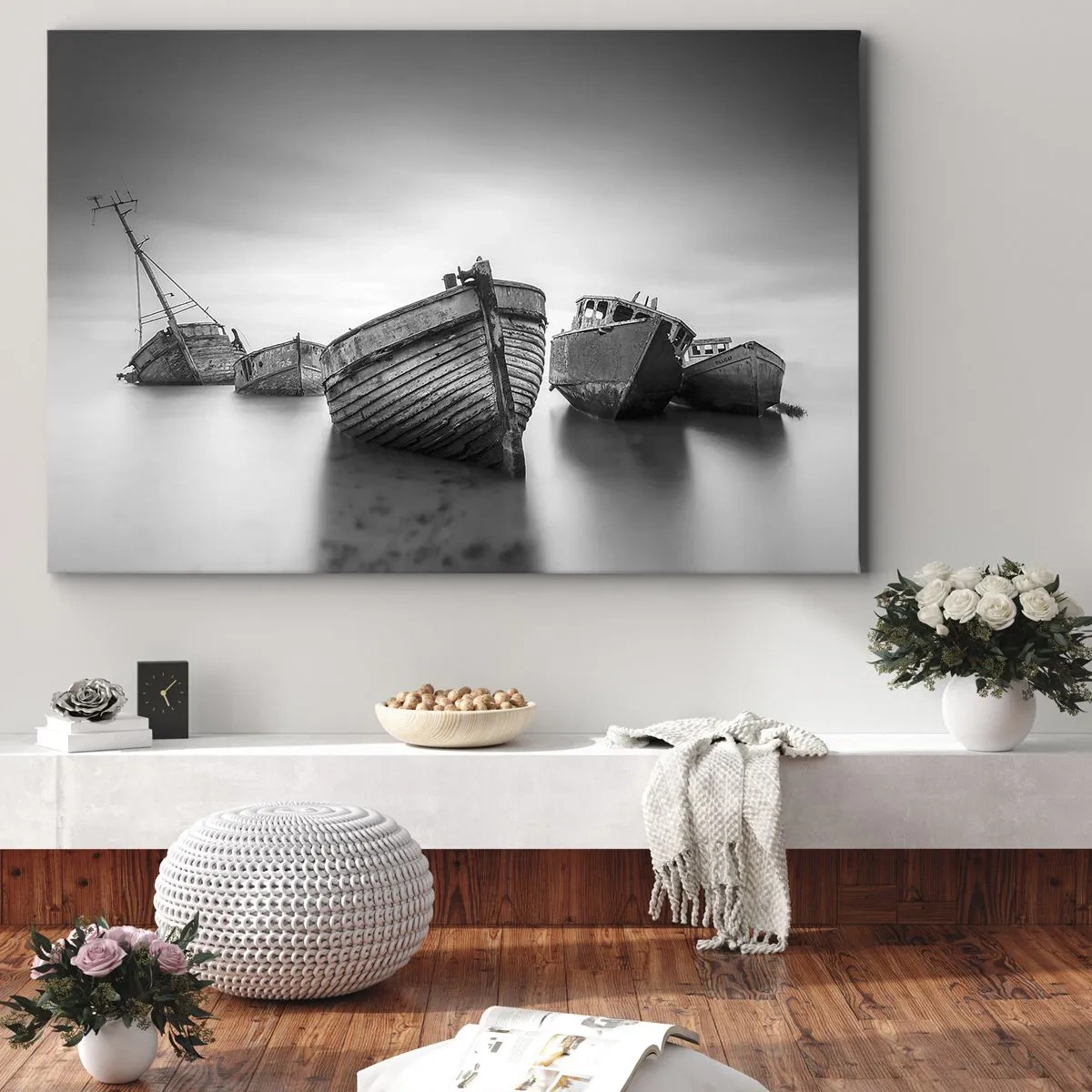 Obraz na płótnie - Opuszczone łodzie na spokojnej wodzie - 70x50cm - Już tylko wspomnienia… - Nowoczesna dekoracja ścienna do salonu i sypialni ARTTOR