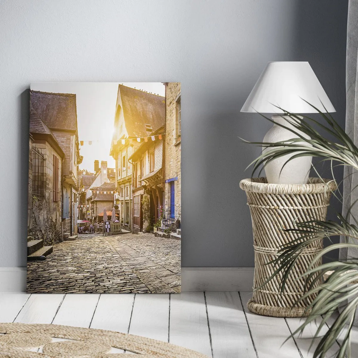 Obraz na płótnie - Urokliwa uliczka w złotym świetle popołudnia - 50x70cm - Biały duch miasteczka - Nowoczesna dekoracja ścienna do salonu, kuchni i sypialni ARTTOR