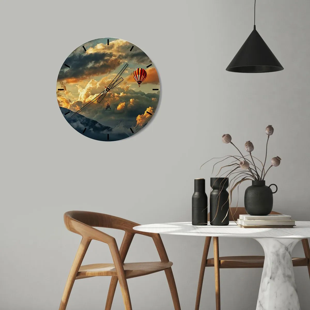 Zegar ścienny - Balon unoszący się wśród chmur przy zachodzie słońca - 30x30cm - Lecę, bo chcę - Nowoczesna dekoracja ścienna do salonu, kuchni i sypialni ARTTOR