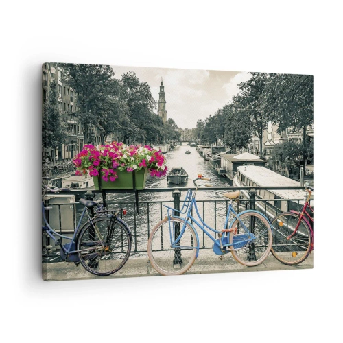Obraz na płótnie - Most z rowerami i kwiatami nad kanałem w Amsterdamie - 70x50cm - Kolory amsterdamskiej ulicy - Nowoczesna dekoracja ścienna do salonu i sypialni ARTTOR