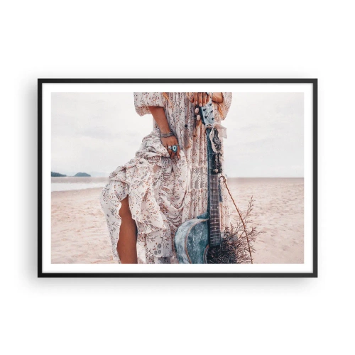 Plakat w czarnej ramie - Kobieta w stylu boho z gitarą na plaży - 100x70cm - Dzieci kwiaty w drodze - Nowoczesna dekoracja ścienna do salonu i sypialni ARTTOR
