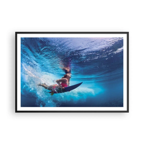 Plakat w czarnej ramie - Surferka pod wodą w dynamicznej kompozycji w odcieniach błękitu - 100x70cm - Głębia radości - Nowoczesna dekoracja ścienna do salonu i sypialni ARTTOR