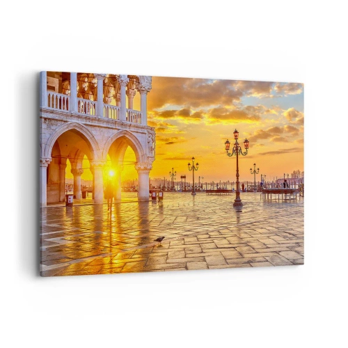 Obraz na płótnie - Złoty zachód słońca na miejskim placu z arkadami i lampami - 120x80cm - Gdzie są wszyscy? - Nowoczesna dekoracja ścienna do salonu, kuchni i sypialni ARTTOR