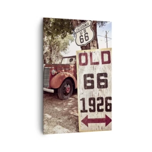 Obraz na płótnie - Retro samochód i znak Route 66 w rustykalnym otoczeniu - 80x120cm - Legenda amerykanskiej prowincji - Nowoczesna dekoracja ścienna do salonu i sypialni ARTTOR