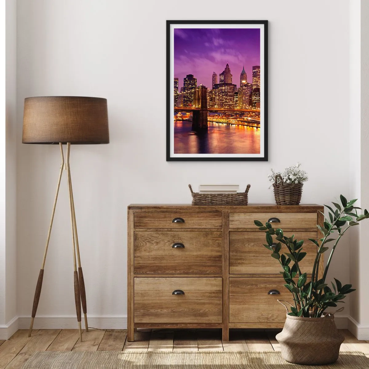 Plakat w czarnej ramie - Nocny widok na Brooklyn Bridge i Manhattan w świetle miasta - 50x70cm - Fioletowo-złoty Manhathann - Nowoczesna dekoracja ścienna do salonu i sypialni ARTTOR