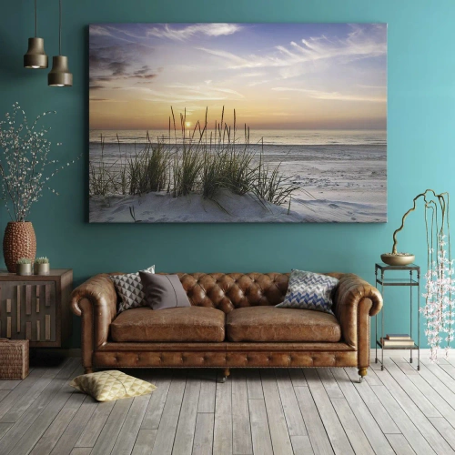 Obraz na płótnie - Popatrz, pomyśl, poczuj - Piaszczysta plaża o zachodzie słońca z trawami w tle - 70x50cm
