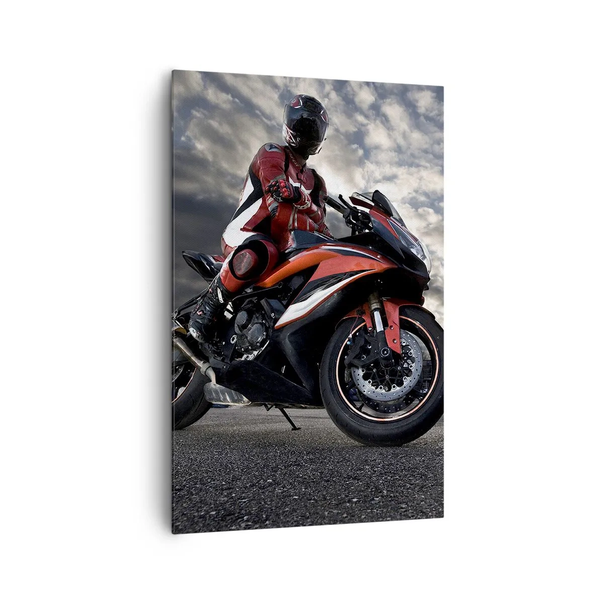 Obraz na płótnie - Motocyklista na sportowym motocyklu na tle pochmurnego nieba - 80x120cm - Mroczny jeździec - Nowoczesna dekoracja ścienna do salonu i sypialni ARTTOR