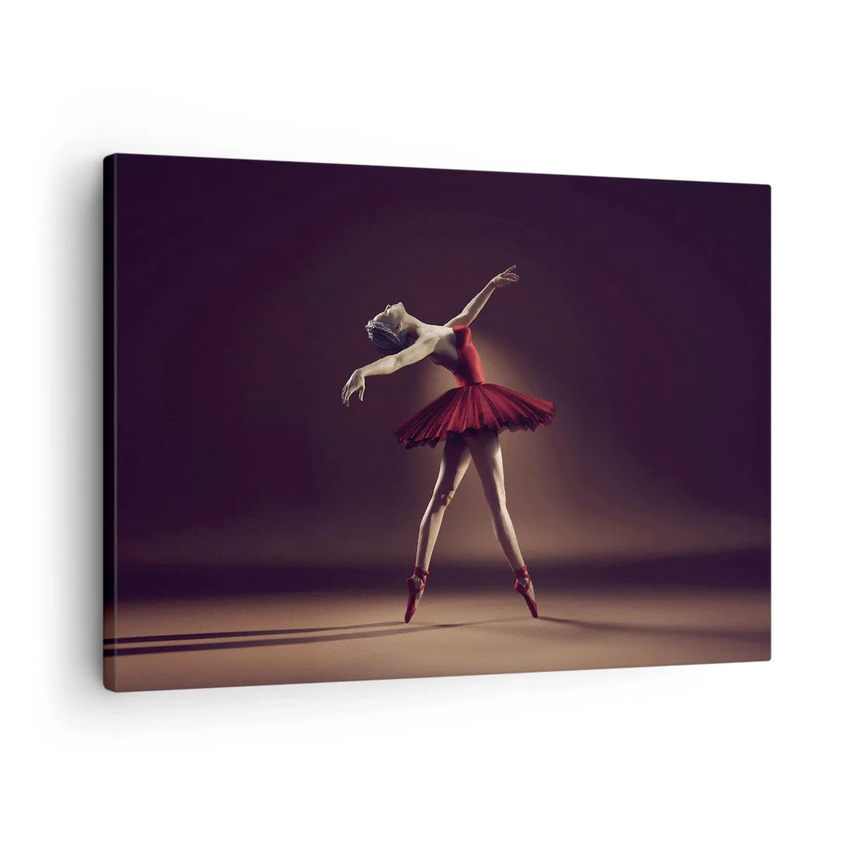 Obraz na płótnie - Tancerka baletowa w czerwonej sukni na tle sceny - 70x50cm - Prima ballerina - Nowoczesna dekoracja ścienna do salonu i sypialni ARTTOR