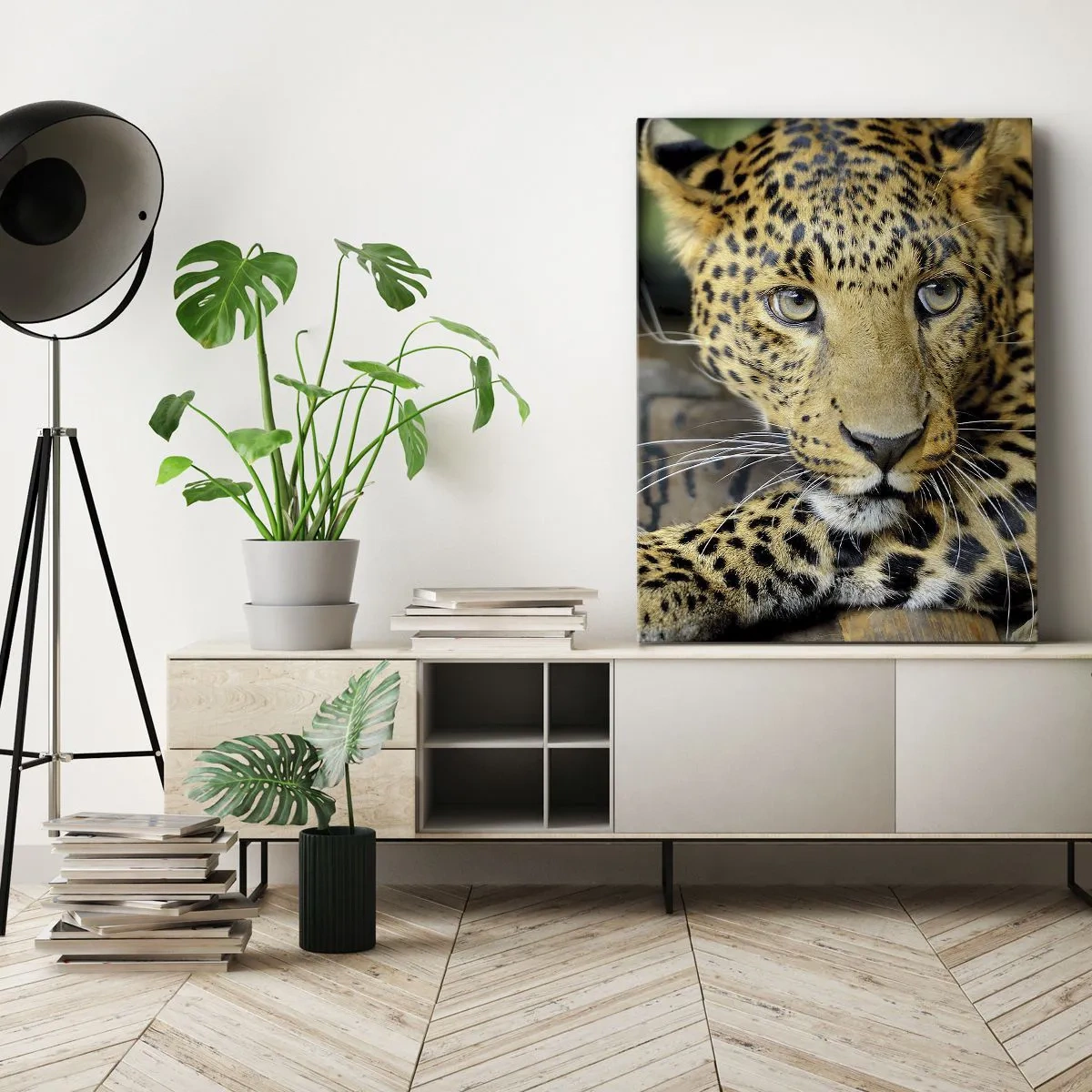 Obraz na płótnie - Zbliżenie na twarz lamparta o przenikliwym spojrzeniu - 50x70cm - Nie bój się, podejdź - Nowoczesna dekoracja ścienna do salonu, kuchni i sypialni ARTTOR