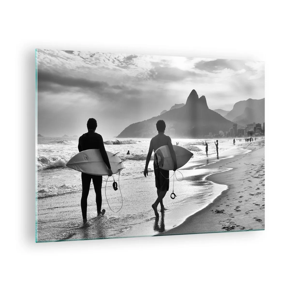 Obraz na szkle - Surferzy na plaży z deskami, czarno-biała kompozycja - 70x50cm - Samba na jedną falę - Nowoczesna dekoracja ścienna do salonu i sypialni ARTTOR