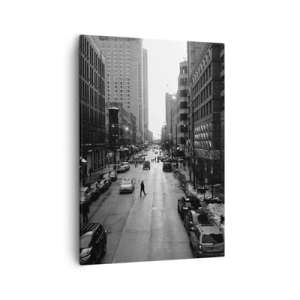 Obraz na płótnie - Czarno-biała fotografia miasta z postacią na środku ulicy - 50x70cm - Kolejny dzień jak co dzień - Nowoczesna dekoracja ścienna do salonu, kuchni i sypialni ARTTOR