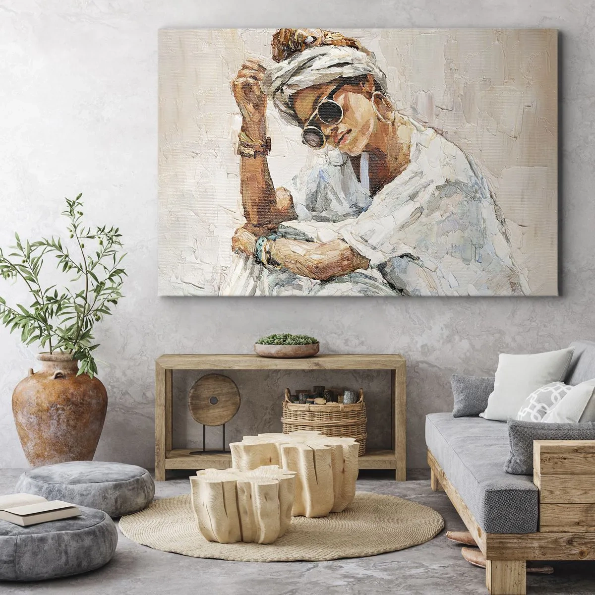Obraz na płótnie - Portret kobiety w okularach przeciwsłonecznych na tle jasnej ściany - 70x50cm - Portret w pełnym słońcu - Nowoczesna dekoracja ścienna do salonu i sypialni ARTTOR