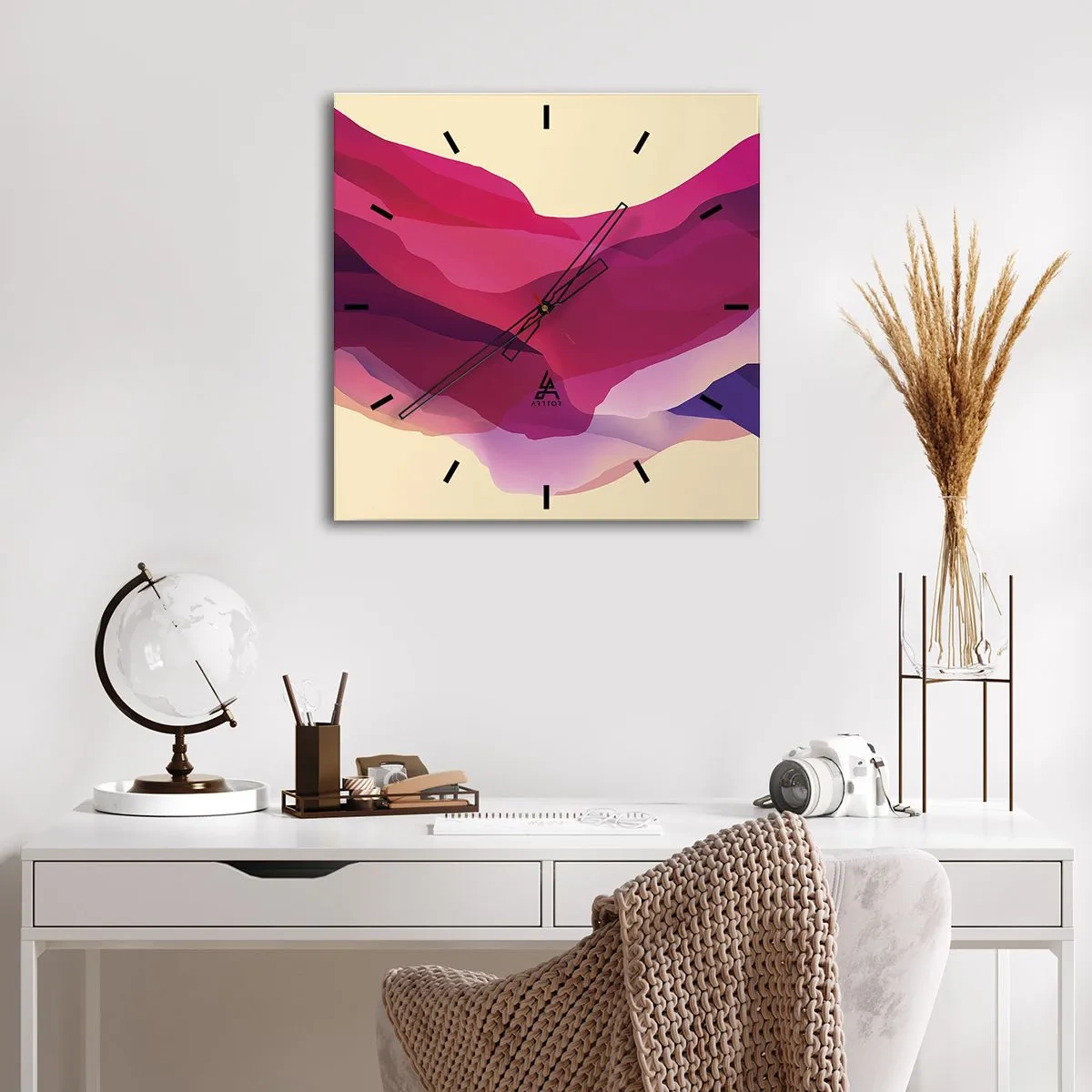 Zegar ścienny - Abstrakcyjne fale w odcieniach purpury i różu na jasnym tle - 30x30cm - Fale purpury - Nowoczesna dekoracja ścienna do salonu i sypialni ARTTOR