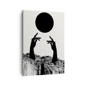 Obraz na płótnie - Czarne dłonie wyłaniające się z ziemi sięgające po czarne słońce - 50x70cm - Kompozycja surrealistyczna: słońce i reszta - Nowoczesna dekoracja ścienna do salonu, kuchni i sypialni ARTTOR