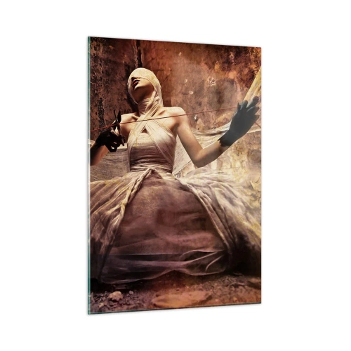 Obraz na szkle - Postać kobiety w artystycznym otoczeniu z tkaninami - 50x70cm - Bogini losu - Nowoczesna dekoracja ścienna do salonu, kuchni i sypialni ARTTOR