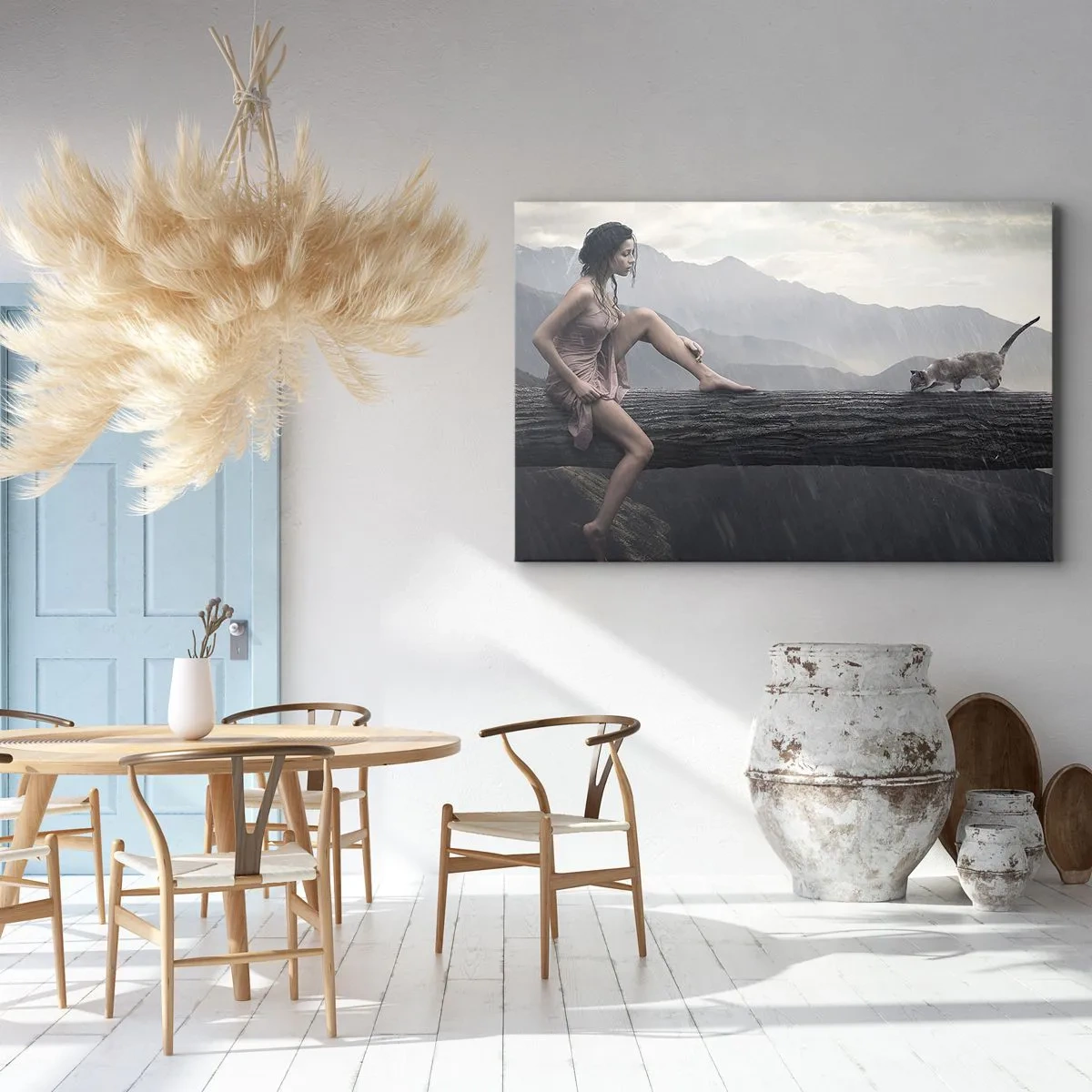Obraz na płótnie - Kobieta i kot na pniu drzewa w deszczu z widokiem na góry - 70x50cm - Szczyty piękna - Nowoczesna dekoracja ścienna do salonu i sypialni ARTTOR