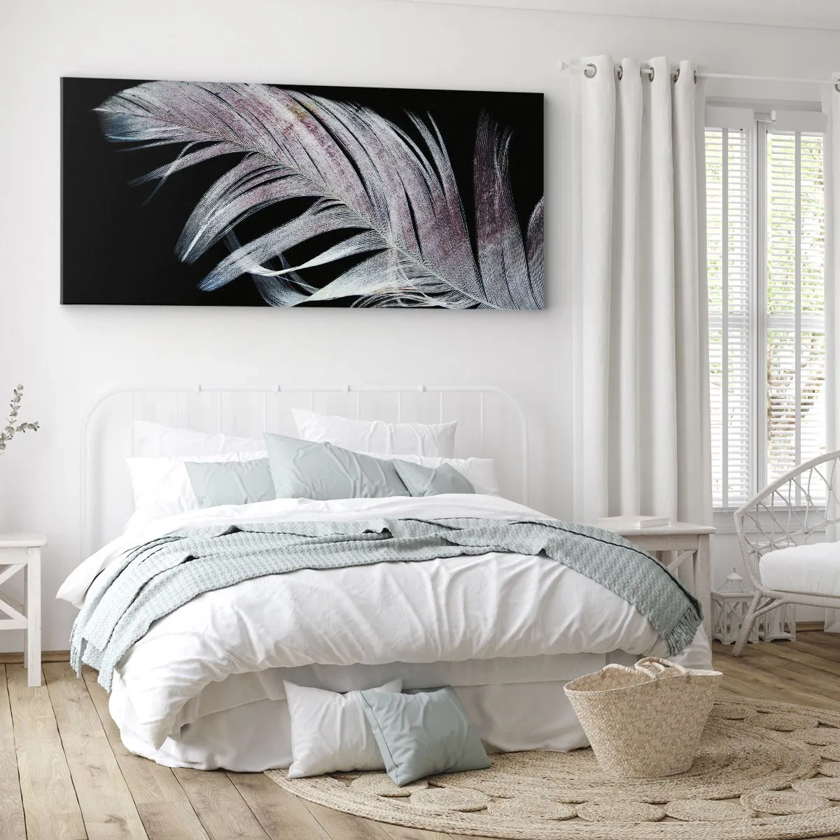 Obraz na płótnie - Delikatne pióro na czarnym tle w artystycznym ujęciu - 160x50cm - Pomyśl o dotyku - Nowoczesna dekoracja ścienna do salonu i sypialni ARTTOR