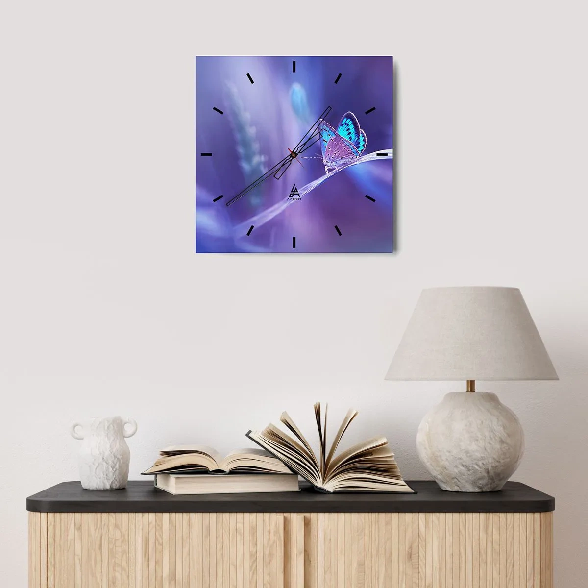 Zegar ścienny - Delikatny niebieski motyl na łodydze w świetle fioletowym - 30x30cm - Klejnot natury - Nowoczesna dekoracja ścienna do salonu i sypialni ARTTOR